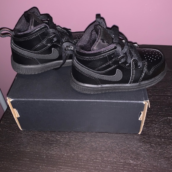 Like New Black Jordan 1 in excellent condition - Picture 5 of 5